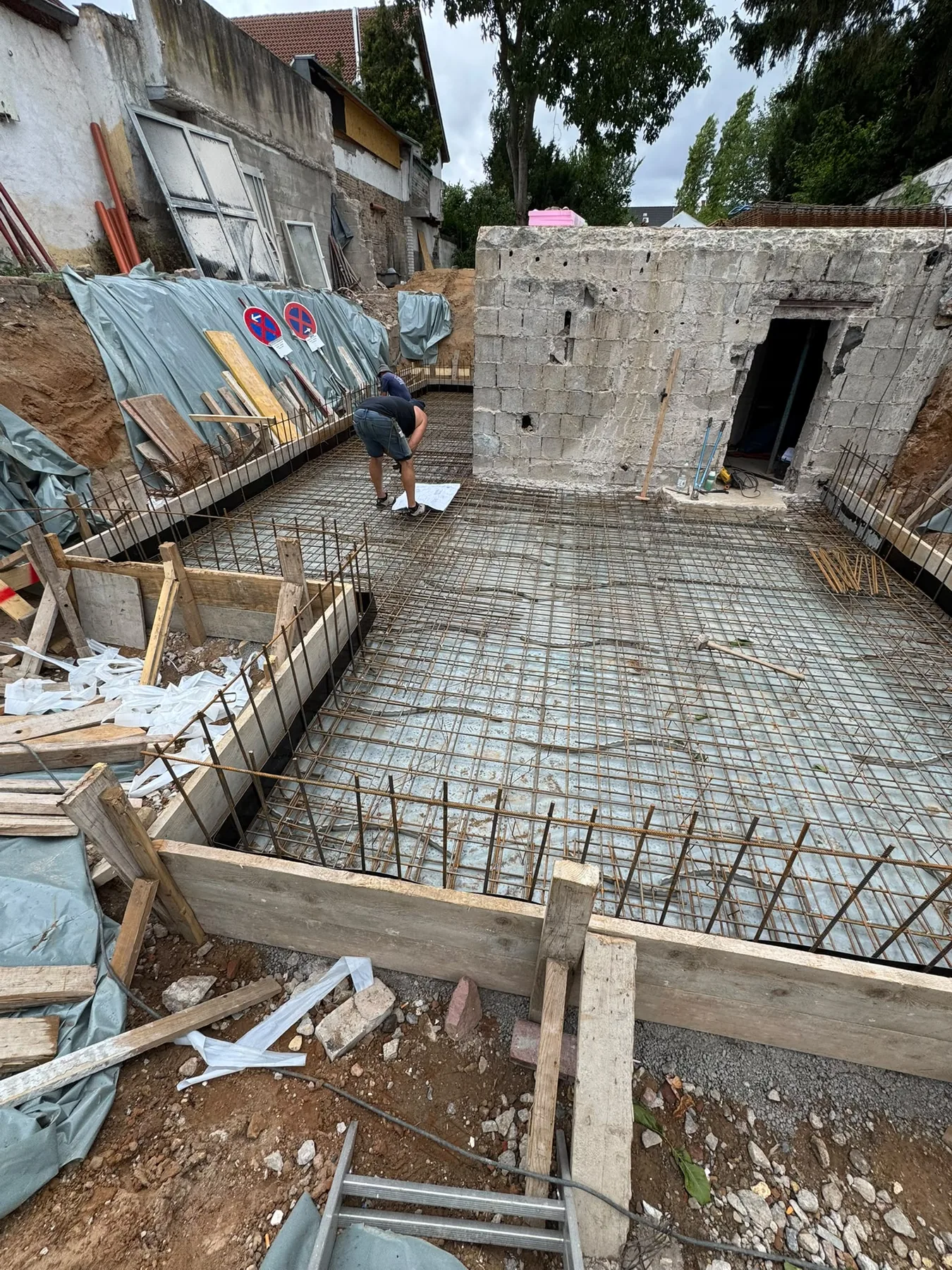 Bewehrung einer geschalten Bodenfläche vor Mauerwerk