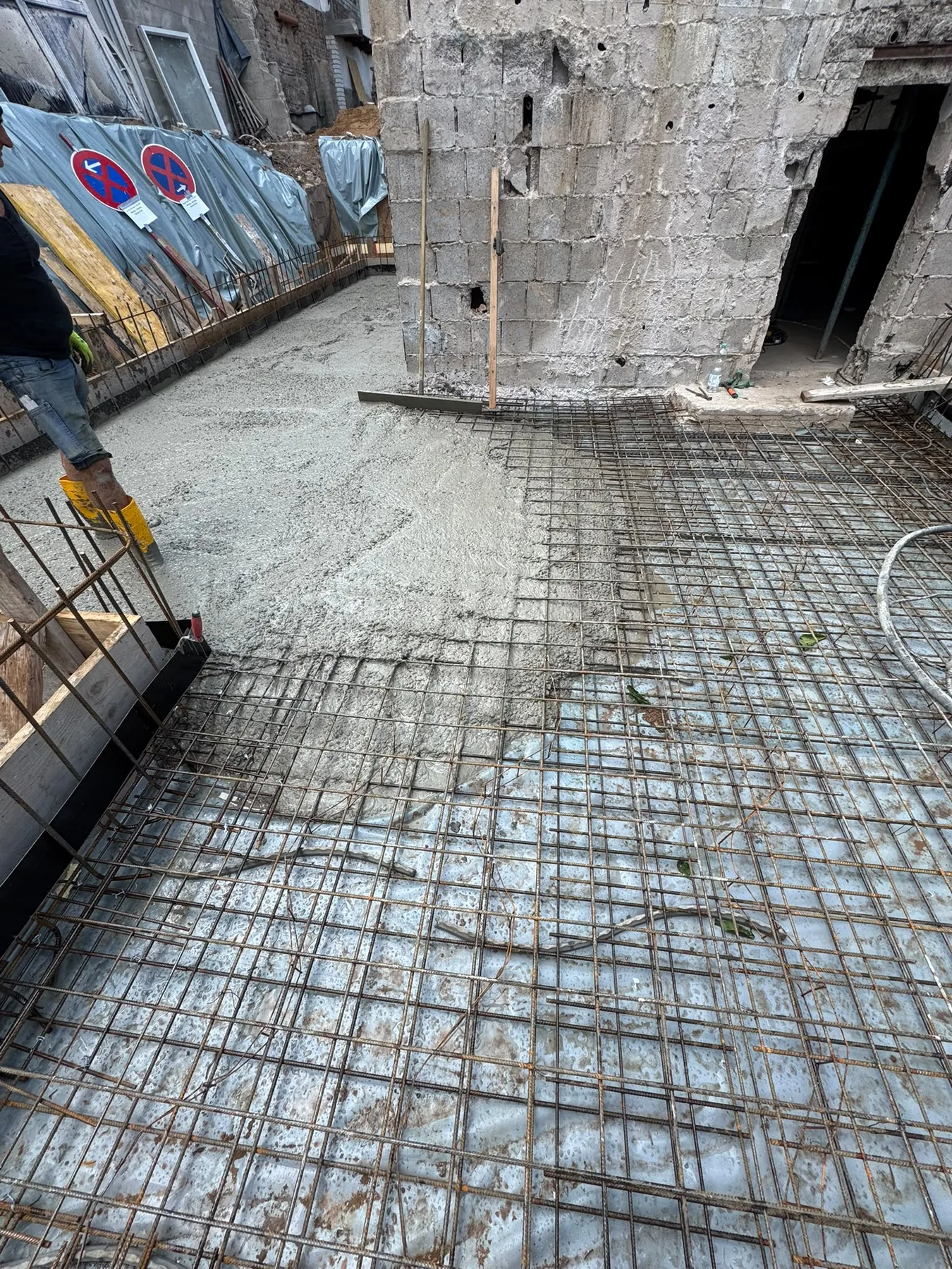 Stahlmatten auf einer Bodenfläche entlang einer Mauer