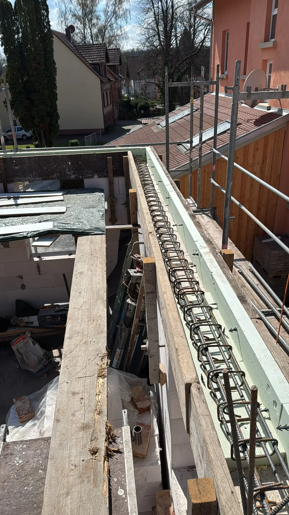 Bewehrungskorb in einer schmalen Holzschalung