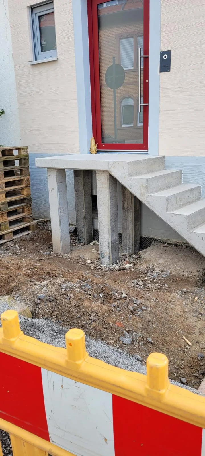 Eingangspodest mit Stützen und seitlicher Treppe