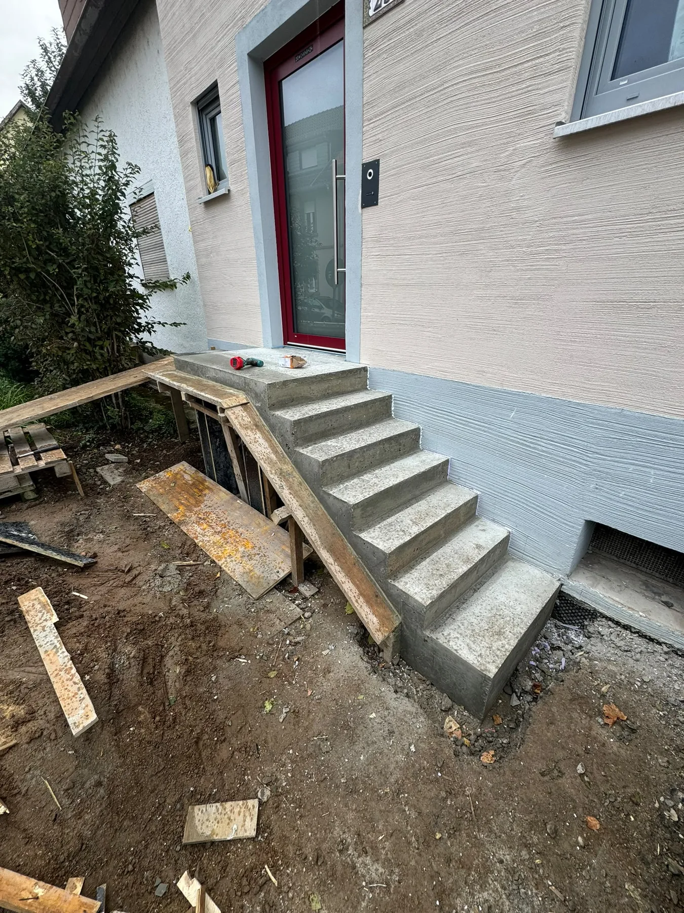 Frontansicht der Betontreppe mit Holzschalung
