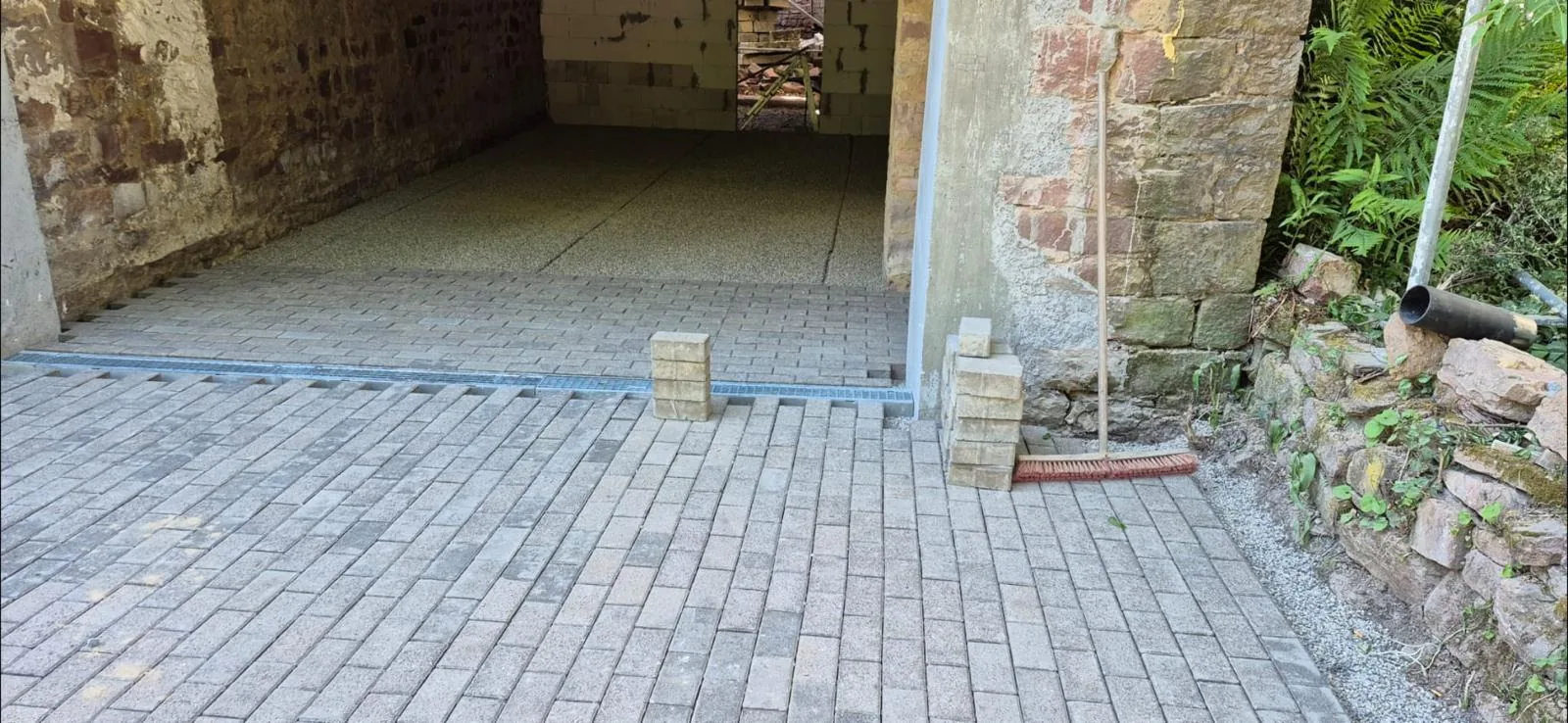 Pflasterfläche vor und innerhalb einer gemauerten Garage