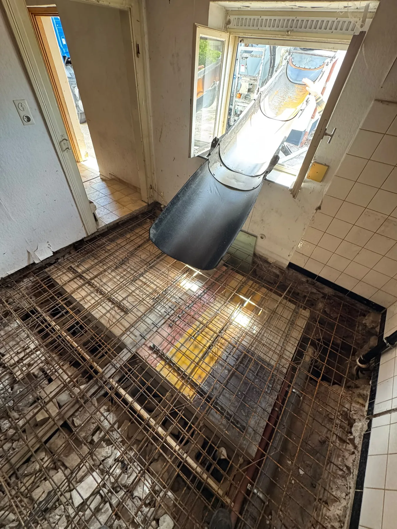Bewehrungsmatten auf einem geöffneten Innenraumboden