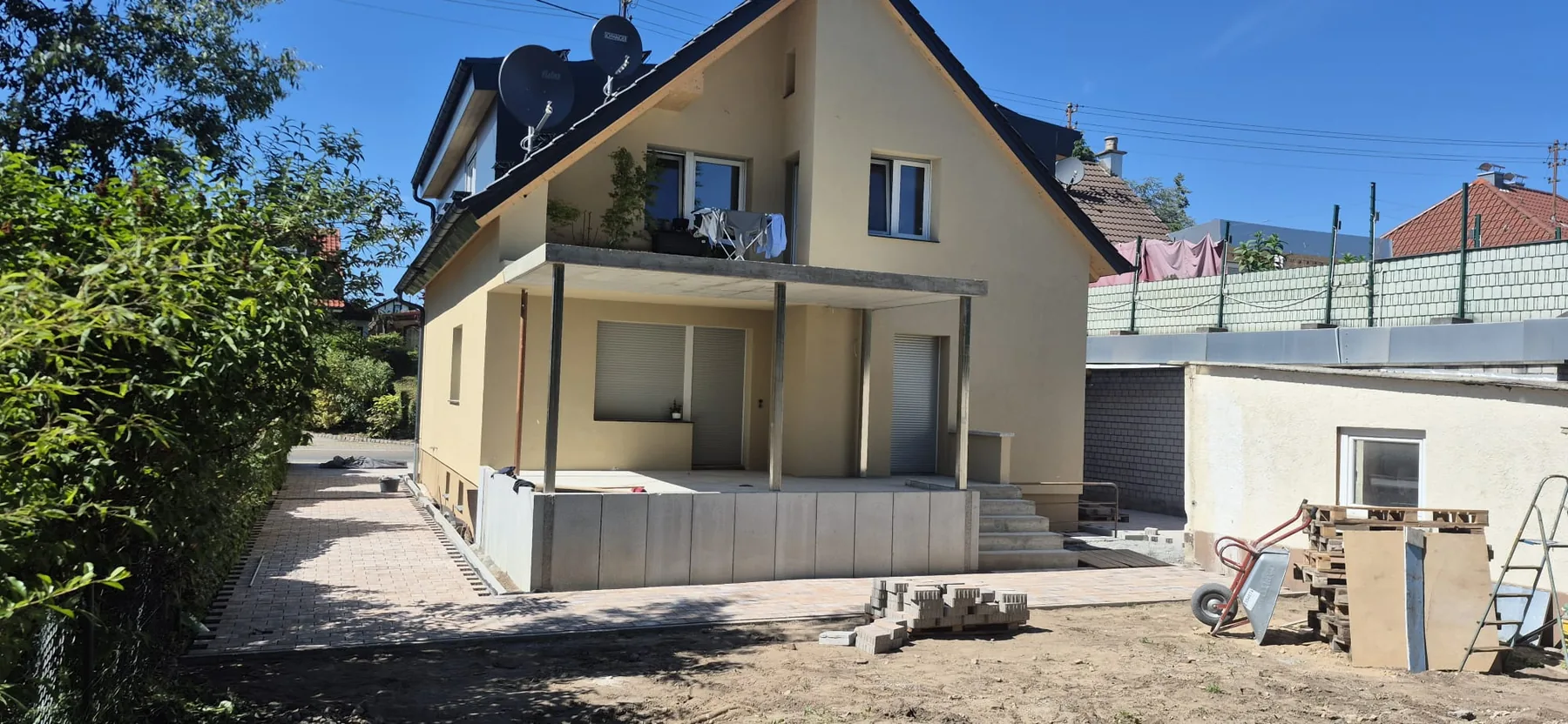 Außenbereich mit überdachter Fläche an einem Wohnhaus