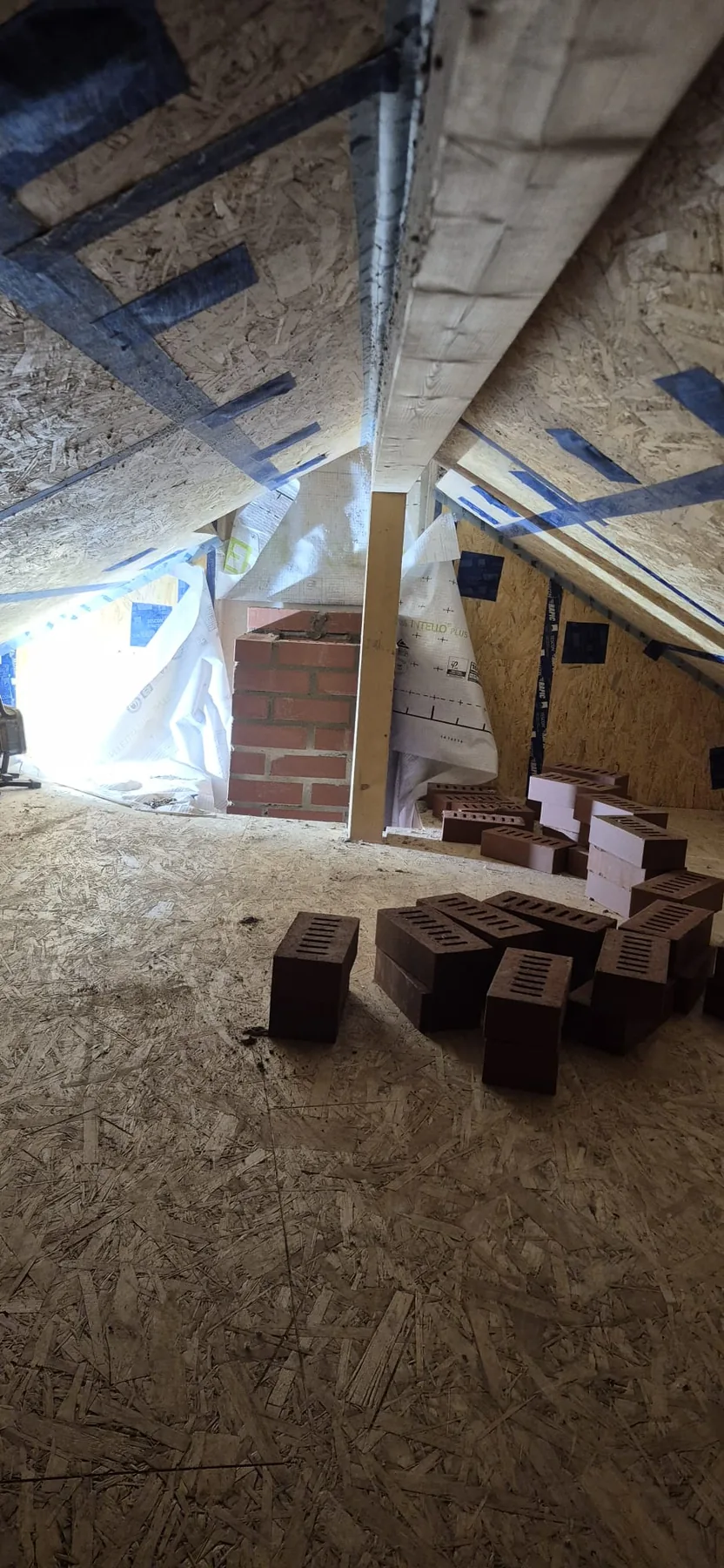 Holzständer im Dachbereich