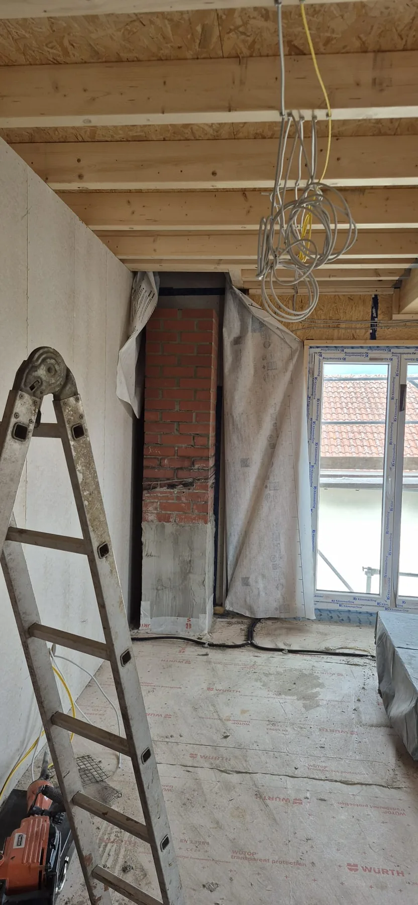 Holzunterkonstruktion an Wand und Decke